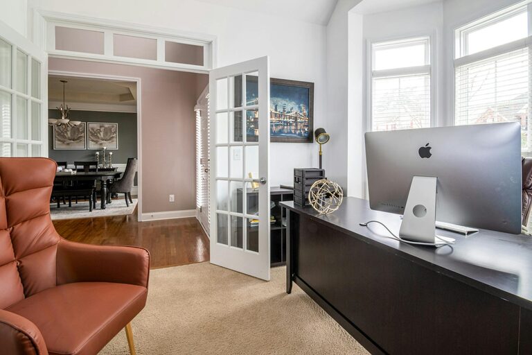 Consejos prácticos para organizar un espacio de trabajo en casa eficiente y cómodo